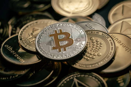 wp header logo 2464 Crypto News: Trump’s Attention Shifts As Powell Turns Dovish, Threatens To Fire Fed Governor — Details